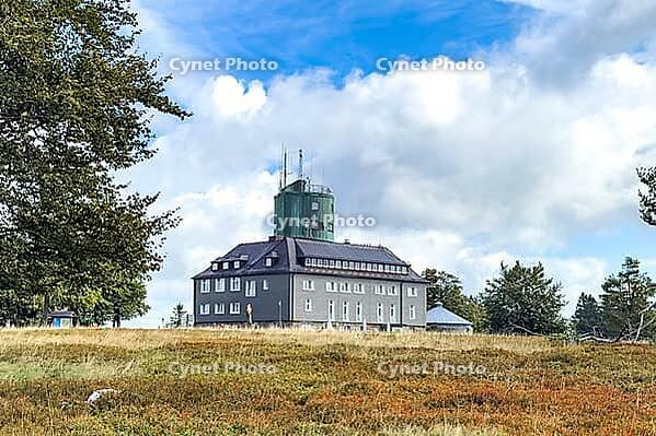 View across the flat summit of Kahler Asten, with its heathland, towards the Astenturm complex on Kahler Asten, situated 841 metres above sea level, featuring a 21-metre-high observation tower with an official weather station operated by the German Weathe [IBR125414257]