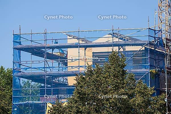 Shell of a residential building with scaffolding and blue protective net, residential building, Emden, East Frisia, Lower Saxony, Germany [IBR125415389]