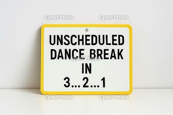 White sign with yellow border announcing an unscheduled dance break in 3, 2, 1, placed on a white surface against a white wall background, AI generated [IBR125421225]