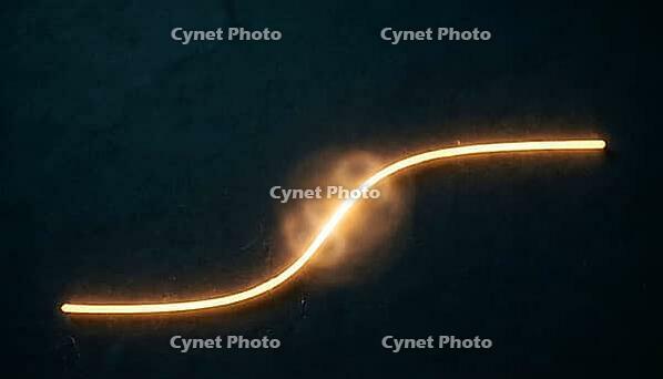 Abstract glowing amber S-curve rising from baseline to plateau, representing epoxy cure evolution kinetics, dark background, polymer science data visualization concept, AI generated [IBR125421279]