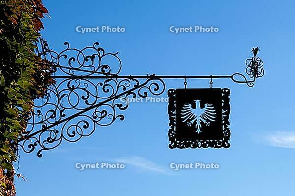 Nasenschild vom Gasthaus Zum Adler gegen blauen Himmel, Kammereckerplatz 3, Heilsbronn, Middle Franconia, Bavaria, Germany [IBR125421683]