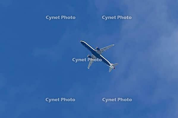 Airbus A321-251NX jet commercial passenger aircraft of British airways airline flying in a blue sky, England, United Kingdom [IBR125423502]