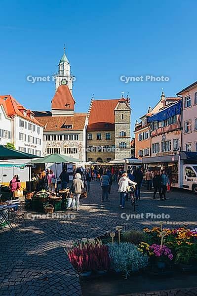 Lively weekly market market with numerous stalls on the Hofstatt in the historic old town of $00DCberlingen am Lake Constance, Bodenseekreis, Baden-W$00FCrttemberg, Germany [IBR125448838]