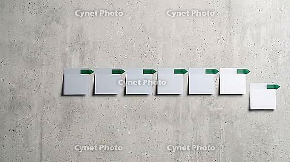 Row of blank sticky notes on grey concrete wall, green arrow markers all pointing right, alignment and clear plan concept, copy space, AI generated [IBR125472284]