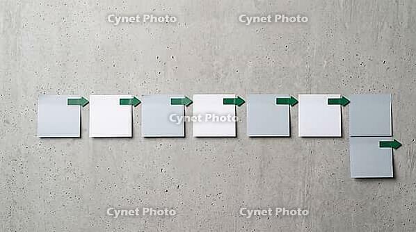 Row of blank sticky notes on grey concrete wall, green arrow markers all pointing right, alignment and clear plan concept, copy space, AI generated [IBR125472321]