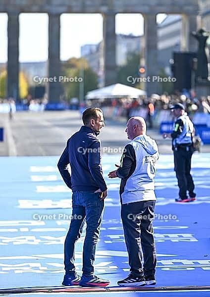 27 September 2026, Athletics: BMW Berlin Marathon 2026, from left: Tim Beltermann, Head of the German Market, and Kai Wegner (CDU), Governing Mayor of Berlin, in conversation at the BMW BERLIN MARATHON 2026 [IBR113453118]