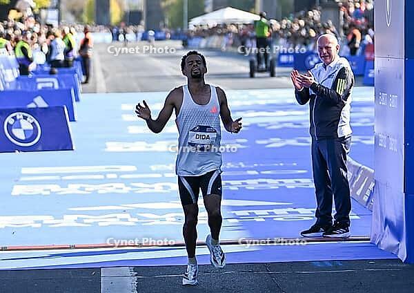 27 September 2026, Athletics: BMW Berlin Marathon 2026, from left: Gemechu Dida Diriba (ETH) finishes second, exhausted, at the 2026 BMW BERLIN MARATHON [IBR113453119]