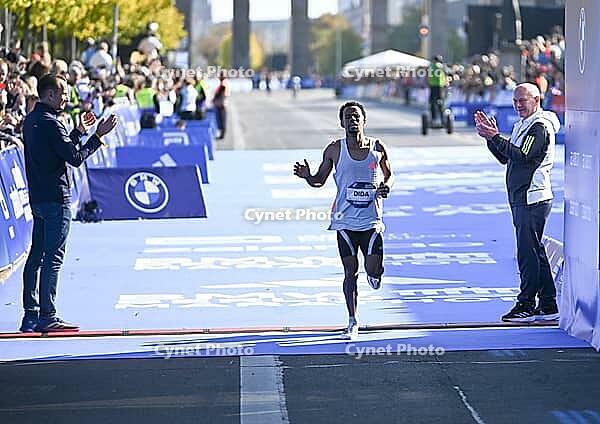 Dida crossing the finish line [IBR113453126]