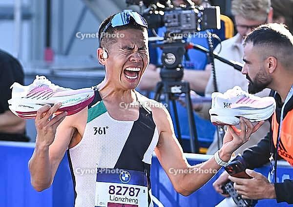 27.09.2026, Athletics BMW Berlin - Marathon 2026, from left Lianzheng Wang China finishes 43rd in the BMW BERLIN-MARATHON 2026 [IBR113453129]
