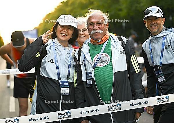27.09.2026, Athletics BMW Berlin - Marathon 2026, from left referee at BMW Berlin - Marathon 2026 [IBR113453136]