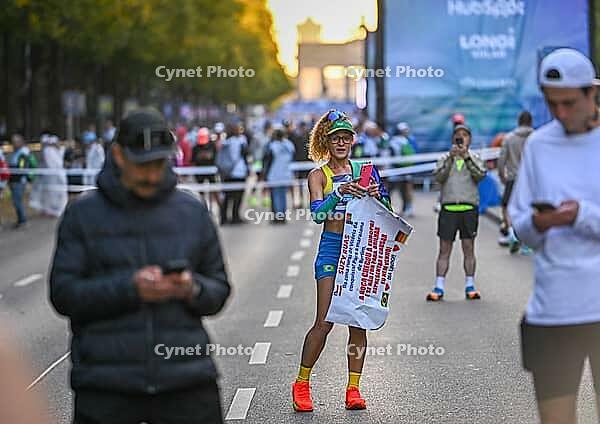 27.09.2026, Athletics BMW Berlin - Marathon 2026, from left runner warms up for BMW Berlin - Marathon 2026 [IBR113453139]