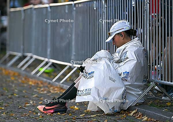27.09.2026, Athletics BMW Berlin - Marathon 2026, from left runner keeping warm for BMW Berlin - Marathon 2026 [IBR113453141]