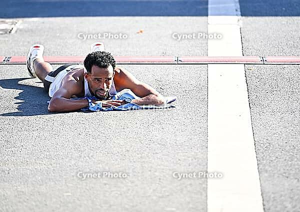 27 September 2026, Athletics: BMW Berlin Marathon 2026, from left: Gemechu Dida Diriba (ETH) finishes second in the 2026 BMW BERLIN MARATHON [IBR113453143]