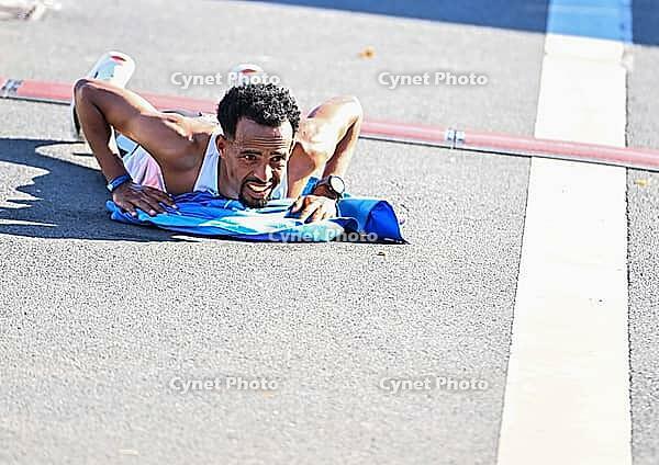 27.09.2026, Athletics BMW Berlin - Marathon 2026, exhausted from left Dida achieved 2nd place in the BMW BERLIN-MARATHON 2026 [IBR113453146]