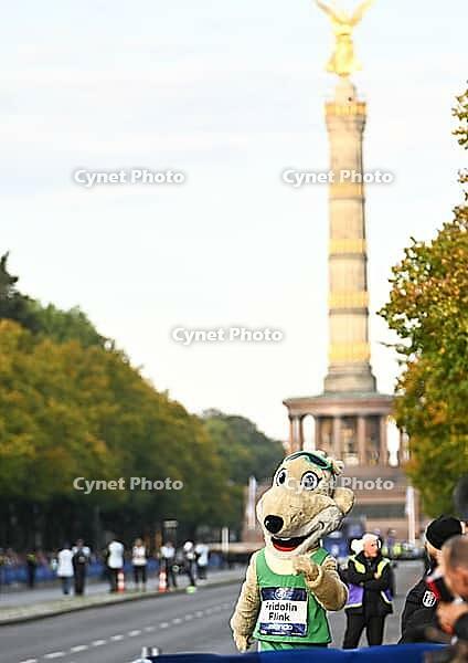 27.09.2026, Athletics BMW Berlin - Marathon 2026, from left mascot Fridolin Flink at the BMW BERLIN-MARATHON 2026 [IBR113453150]