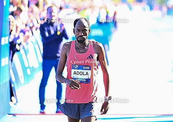27.09.2026, Athletics BMW Berlin - Marathon 2026, from left Guye Adola achieved 1st place in the BMW BERLIN-MARATHON 2026 [IBR113453161]