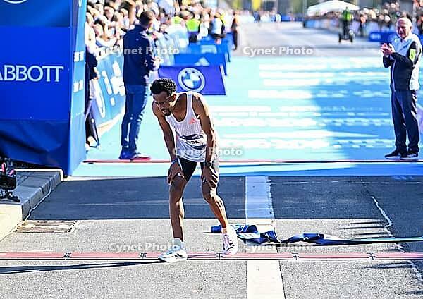 27 September 2026, Athletics: BMW Berlin Marathon 2026, from left: Gemechu Dida Diriba (ETH) finishes second, exhausted, at the 2026 BMW BERLIN MARATHON [IBR113453166]