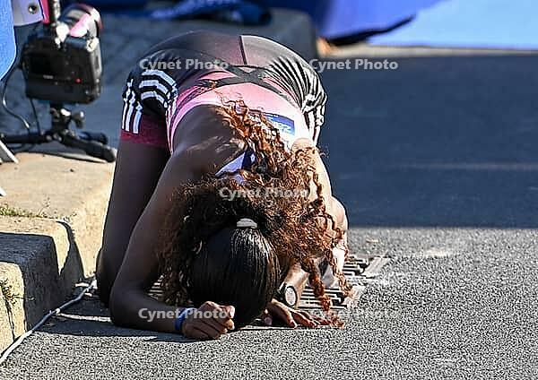 27 September 2026, Athletics: BMW Berlin Marathon 2026, from left: Tigst Assefa (ETH 2:11:04) crosses the finish line exhausted to take first place at the 2026 BMW Berlin Marathon [IBR113453173]