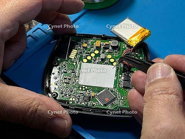 Repair of the circuit board of an e-bike display with tweezers [IBR125492333]