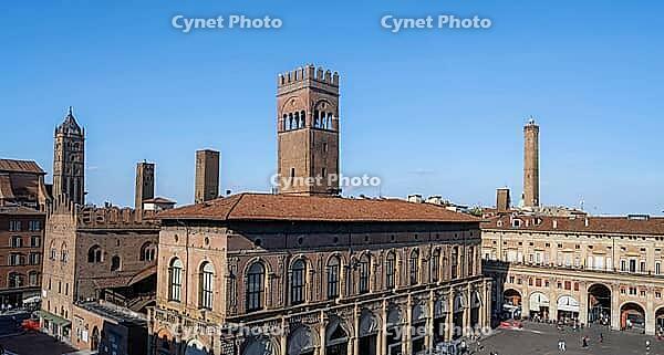 View of the Palazzo del Podestà in Piazza Maggiore and the Torre Azzoguidi and Torre Prendiparte o Coronata family towers as well as the Due Torri: Garisenda and Asinelli, city view, old town, Bologna, Emilia Romagna, Italy [IBR125492384]