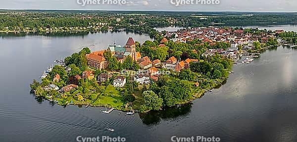 Ratzeburg?s old town island in northern Germany with cathedral, red-roofed houses, the historic town, lake scenery and a sailing boat [IBR125492393]