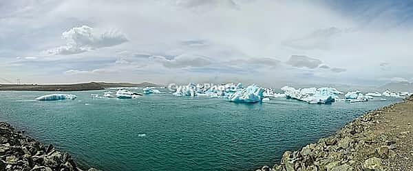 Iceland, Jokulsarlon Lagoon, Turquoise icebergs floating in Glacier Lagoon on Iceland [IBR125501548]
