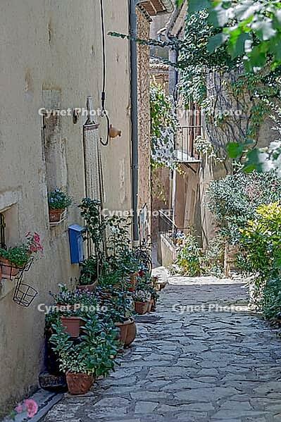 Alley in the mountain village of Simiane-la-Rotonde, Alpes-de-Haute-Provence department, Provence-Alpes-Côte d'Azur region, France [IBR125501558]