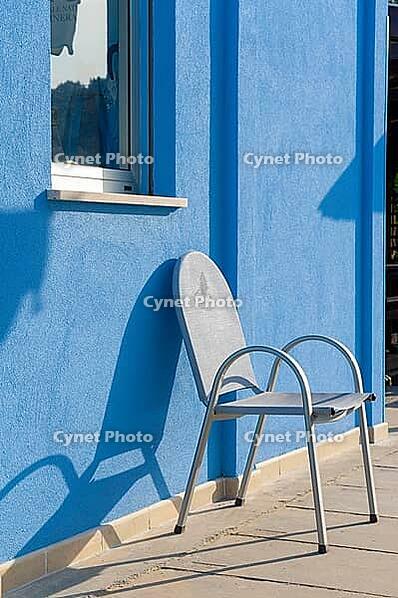 Plastic chair standing in front of the wall at a beach bar on the Adriatic Sea, Punta Marina, Ravenna, Emilia-Romagna, Italy [IBR125521088]
