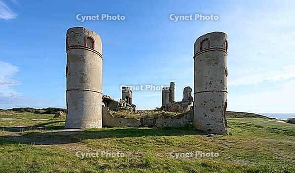 Ruin of Manoir Saint Pol Roux at the atlantic coast of Brittany next to Camaret sur Mer, France [IBR125521102]