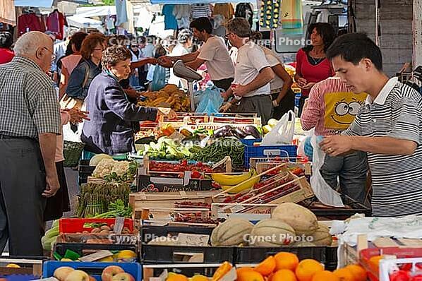 Weekly market in Ravenna, sales scene at a fruit stand, Ravenna, Emilia-Romagna, Italy [IBR125521124]