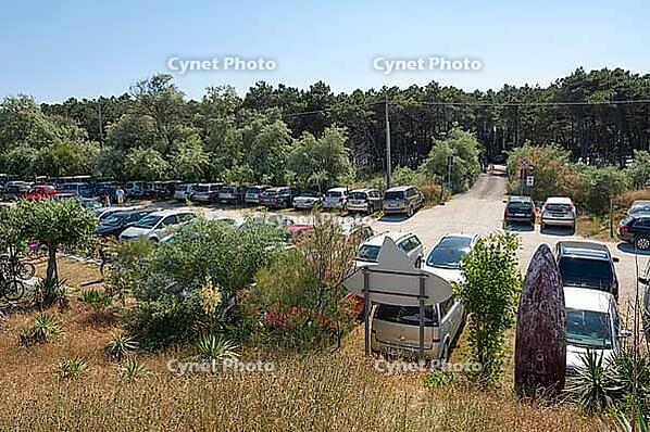 Overcrowded parking lot at Bagno Vela beach house on the Adriatic Sea, Punta Marina, Ravenna, Emilia-Romagna, Italy [IBR125521128]