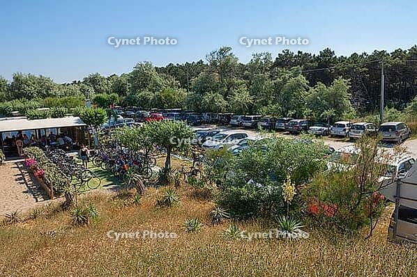 Overcrowded parking lot at Bagno Vela beach house on the Adriatic Sea, Punta Marina, Ravenna, Emilia-Romagna, Italy [IBR125521140]