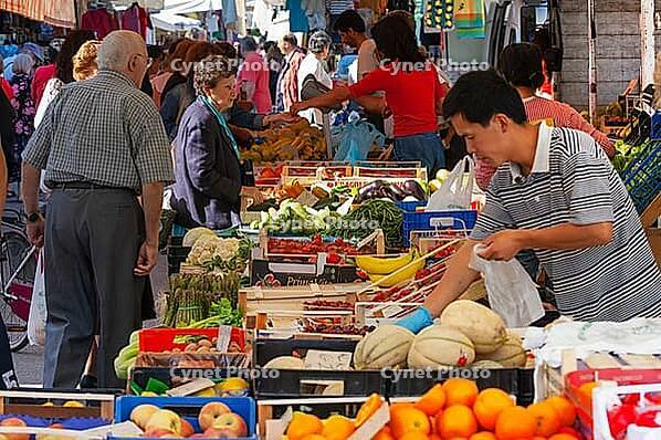 Weekly market in Ravenna, sales scene at a fruit stand, Ravenna, Emilia-Romagna, Italy [IBR125521142]