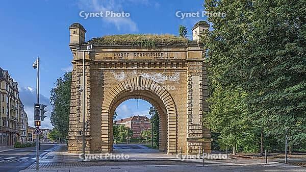 The Porte Serpenoise, gateway to the old town of Metz and link to the Impérial Quarter of the Lorraine town, France [IBR125527095]