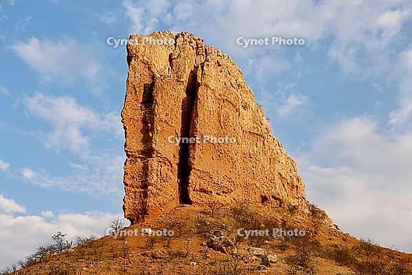 Namibia, Khorixas, Kunene, Damaraland, Kliff plateau Ugab terraces, view from Vingerklip Lodge, Vingerklip, sedimentary rock, white clouds, blue sky [IBR125536395]
