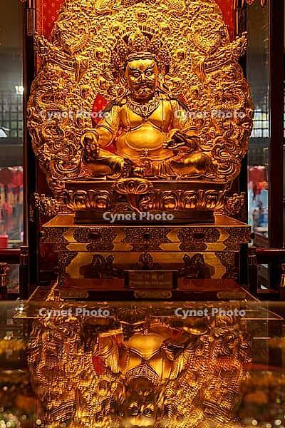 Decoration inside the beautiful and famous Buddha Tooth Relic Temple in Singapore [IBR125536402]