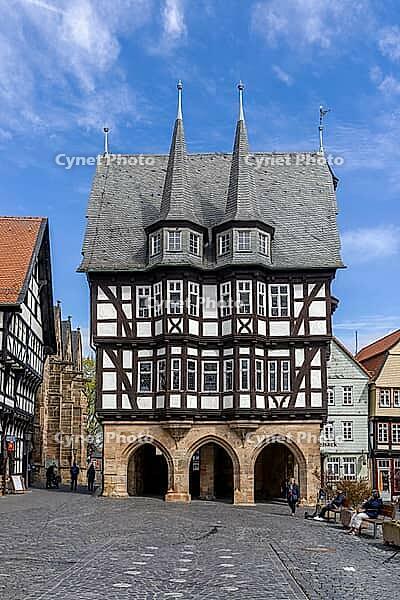 The half-timbered town hall on the market square, under a blue sky in the background, Old Town, Alsfeld, Vogelsberg district of central Hesse, Hesse, Germany [IBR125536426]