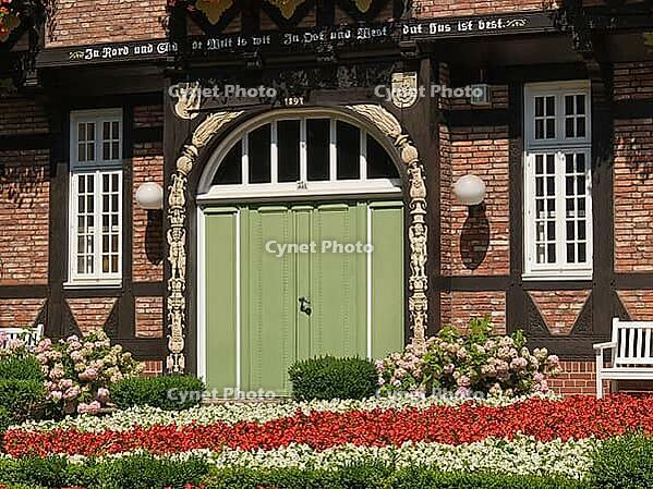 Eingangstür zu einem Fachwerkhaus Ornated front door of a half-timbered house [IBR125536465]
