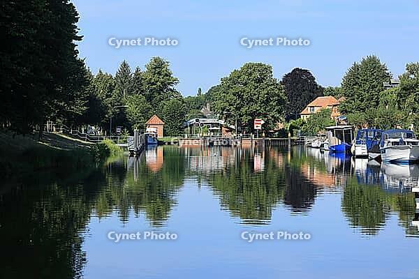 View over the river Elde to the town of Plau am See [IBR125565988]