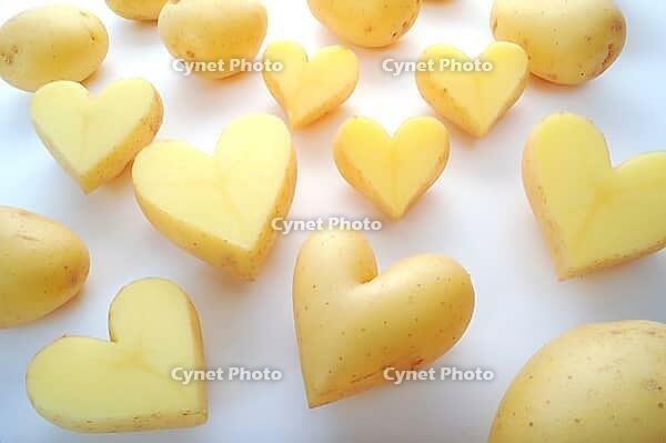 Potatoes, edible potatoes, heart, AI-generated heart shape, studio shot Ai generated [IBR125592692]