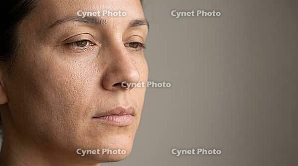 Partial neutral adult face with level eyebrows and relaxed closed lips, ambiguous facial configuration, no clear expression, cropped face, copy space, AI generated [IBR125592742]