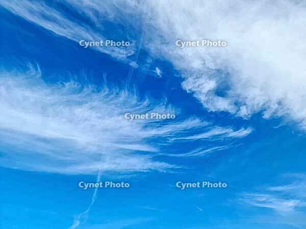 Stunning cirrus cloud formation panorama in a deep blue summer sky seen over Europe [IBR125606063]