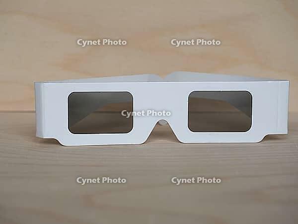 Disposable passive paper polarized glasses for 3D movie [IBR125654774]