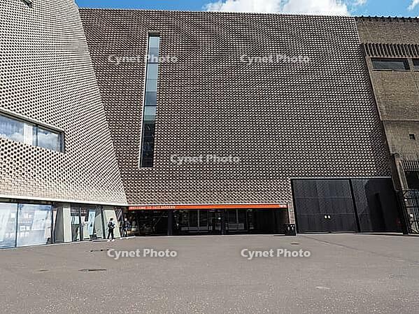 LONDON, UK - CIRCA JUNE 2017: The Tavatnik Bulding (aka Switch House) at Tate Modern art gallery in South Bank power station [IBR125654797]