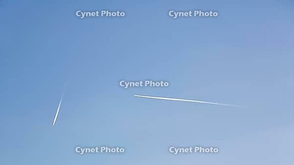 Clear blue sky, two white contrails, chemtrails, contrails of aircrafts, horizontal and vertical, Höxter, Germany [IBR125654821]