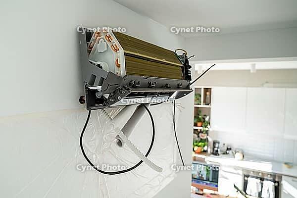 Installation air conditioning system on white wall in apartment, office closeup. Technology inverter air conditioning system in apartment. Ventilation replacement in house. Controlling temperature [IBR125657400]