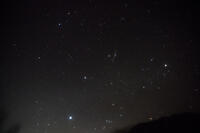 戦場ヶ原に沈む冬の星座としぶんぎ座流星群 [XBK110002906]