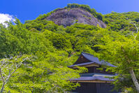 岩殿山ふれあいの館と岩殿山 [YKA110023035]