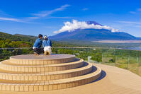 パノラマ台から山中湖と富士山 [YKA110023196]