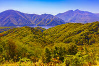 磐梯吾妻レークラインから秋元湖と磐梯山 [YKA110023235]